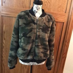 Wild Fable Women’s Size XL Camo Print Full Zip Faux Fur Jacket